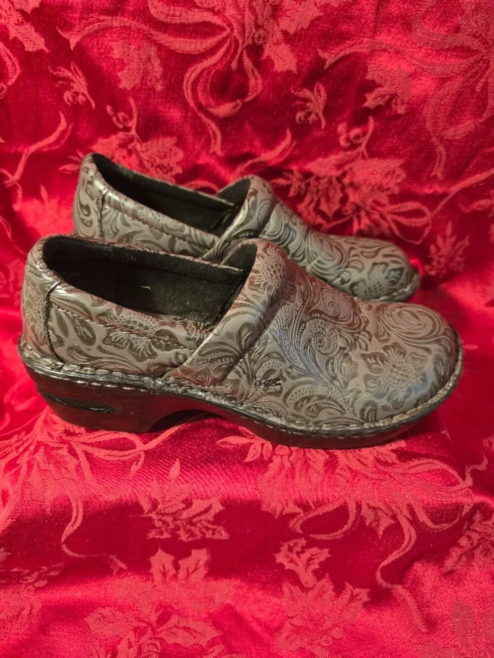 b.o.c. Born O Concept Embossed Slip‑On Shoes – Silver Floral/Paisley (10M)